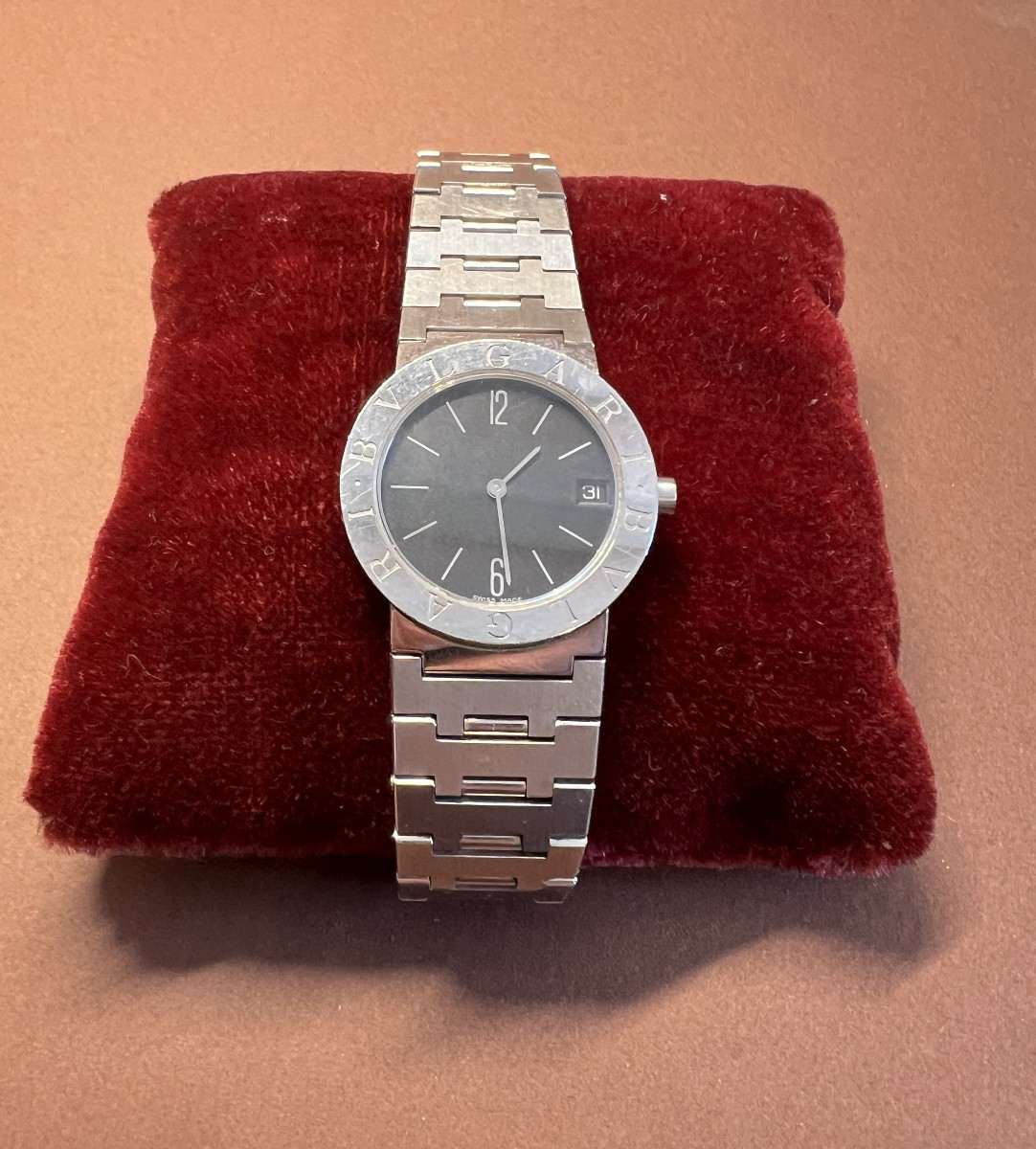 Montre de femme en acier et cadran fond noir signé BULGARI 