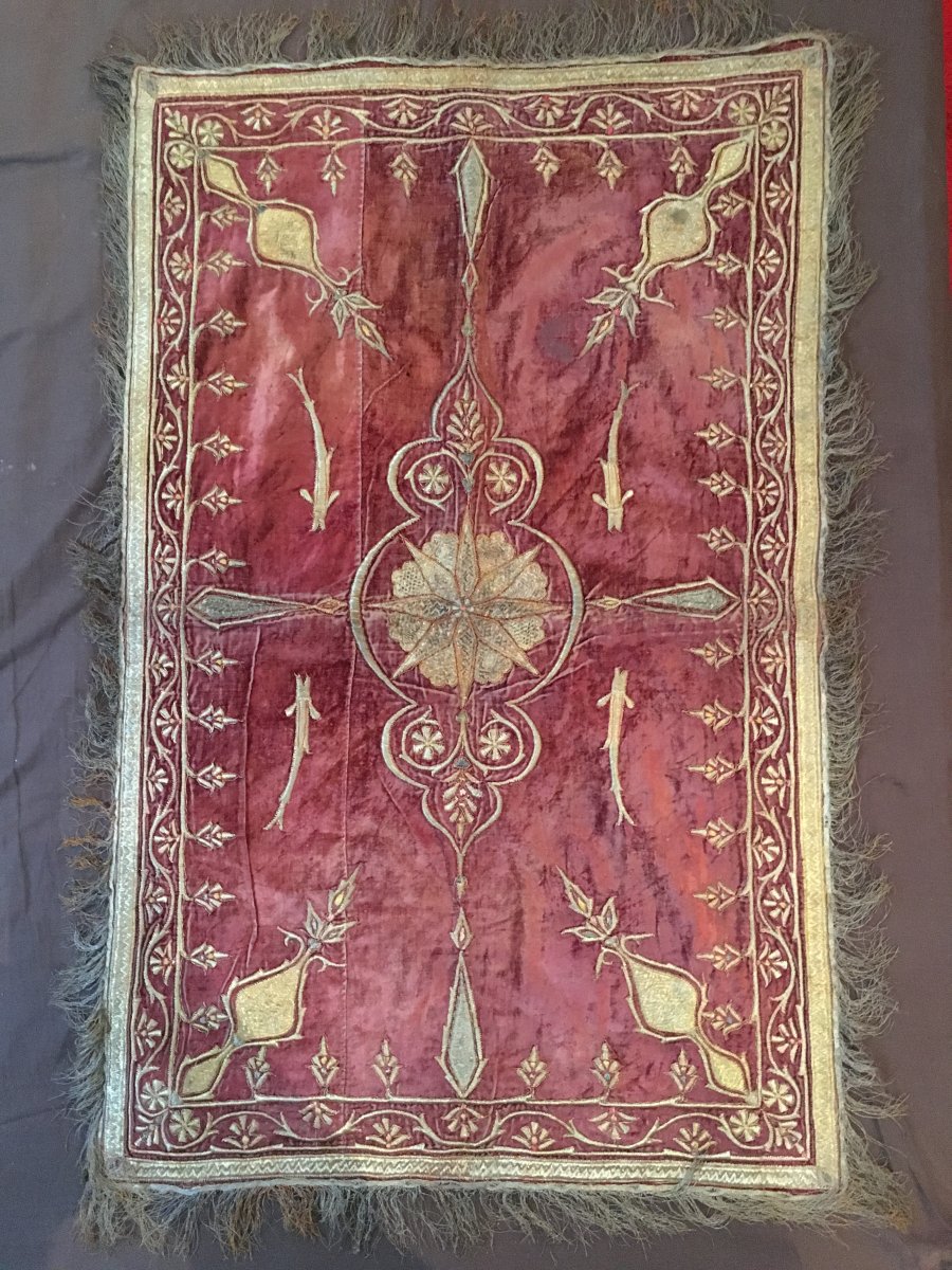 Panneau rectangulaire en velours frappé brodé de fil d'argent et or avec frange Travail Ottoman 