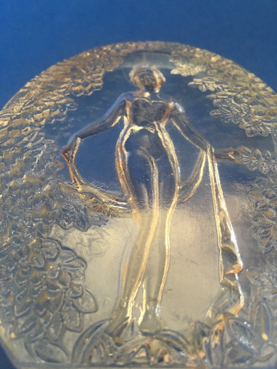 Pressed Molded Glass Plate Signed P. d'Avesn. Woman Coming Out Of Bath.-photo-3