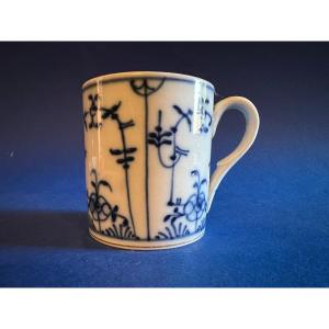 Tasse à Café  En Porcelaine Hannong  Strasbourg 18 Ième Siècle