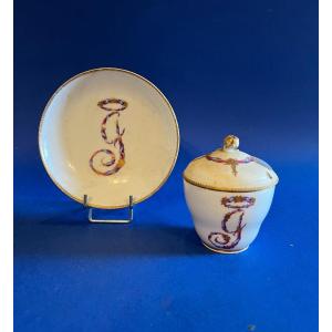 Tasse couverte et sa soucoupe en porcelaine de Meissen XVIII iéme siècle