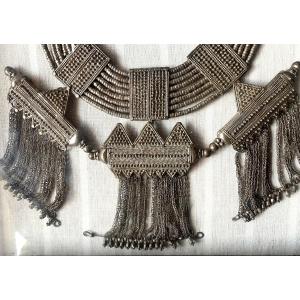 Framed Silver Ceremonial Necklace Originating From The Arabian Peninsula (iraq, Yemen, Gulf...). 