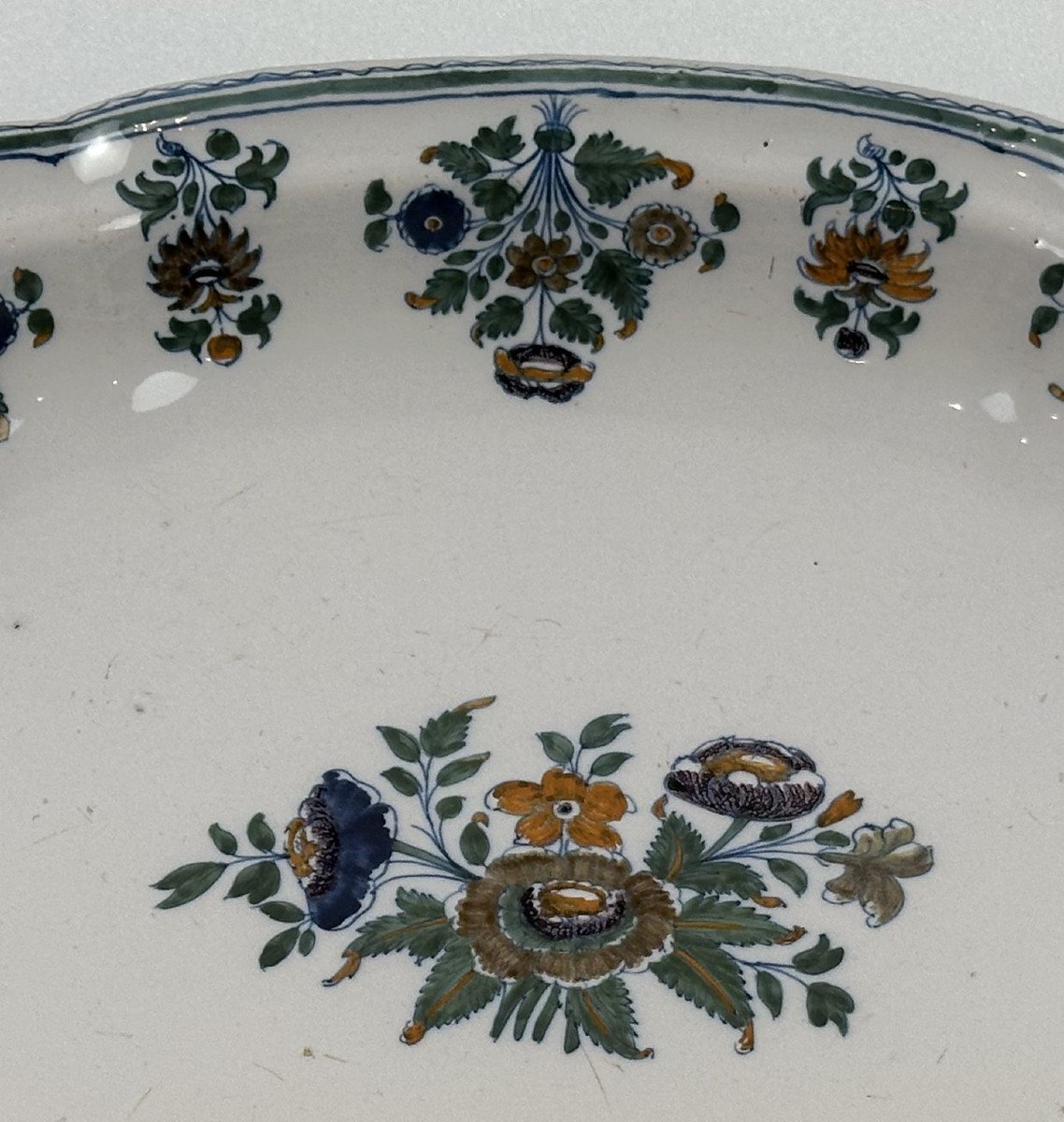 Oval Dish In Moustiers Polychrome Earthenware 18th Century Circa 1746 / 1760..-photo-3