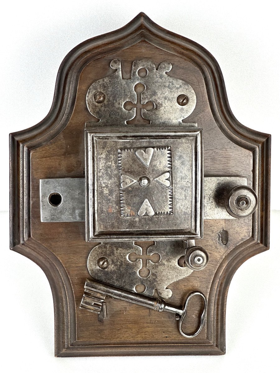 Evolutionary Bedroom Lock And Its Key From The 17th Century.-photo-3