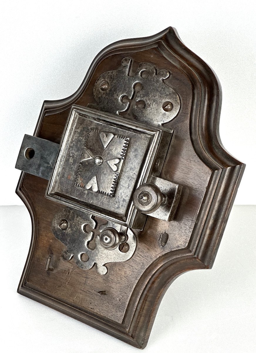 Evolutionary Bedroom Lock And Its Key From The 17th Century.-photo-4