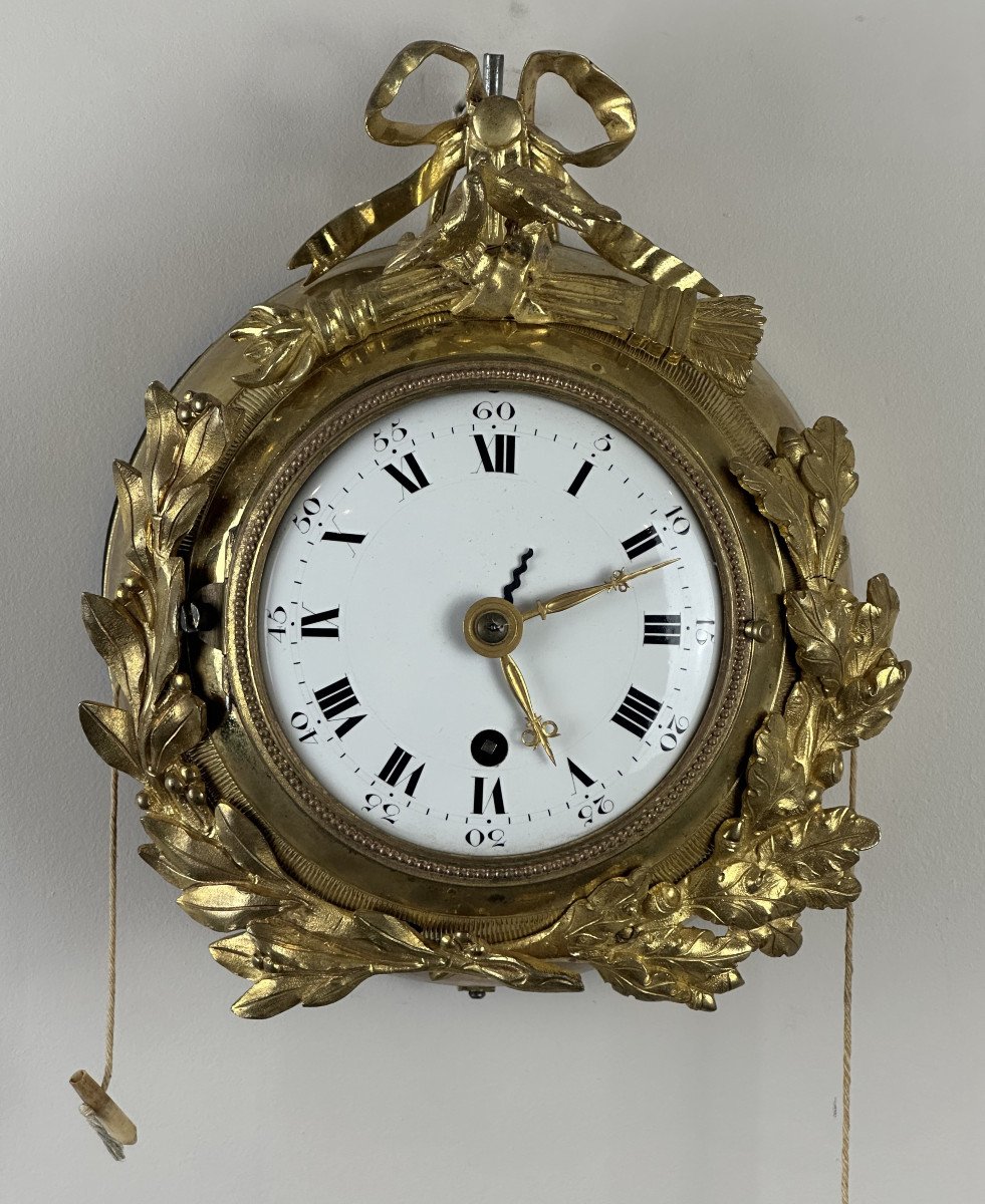 Cartel d’alcôve à sonnerie à la demande et de réveil en œil de bœuf d’époque Louis XVI.