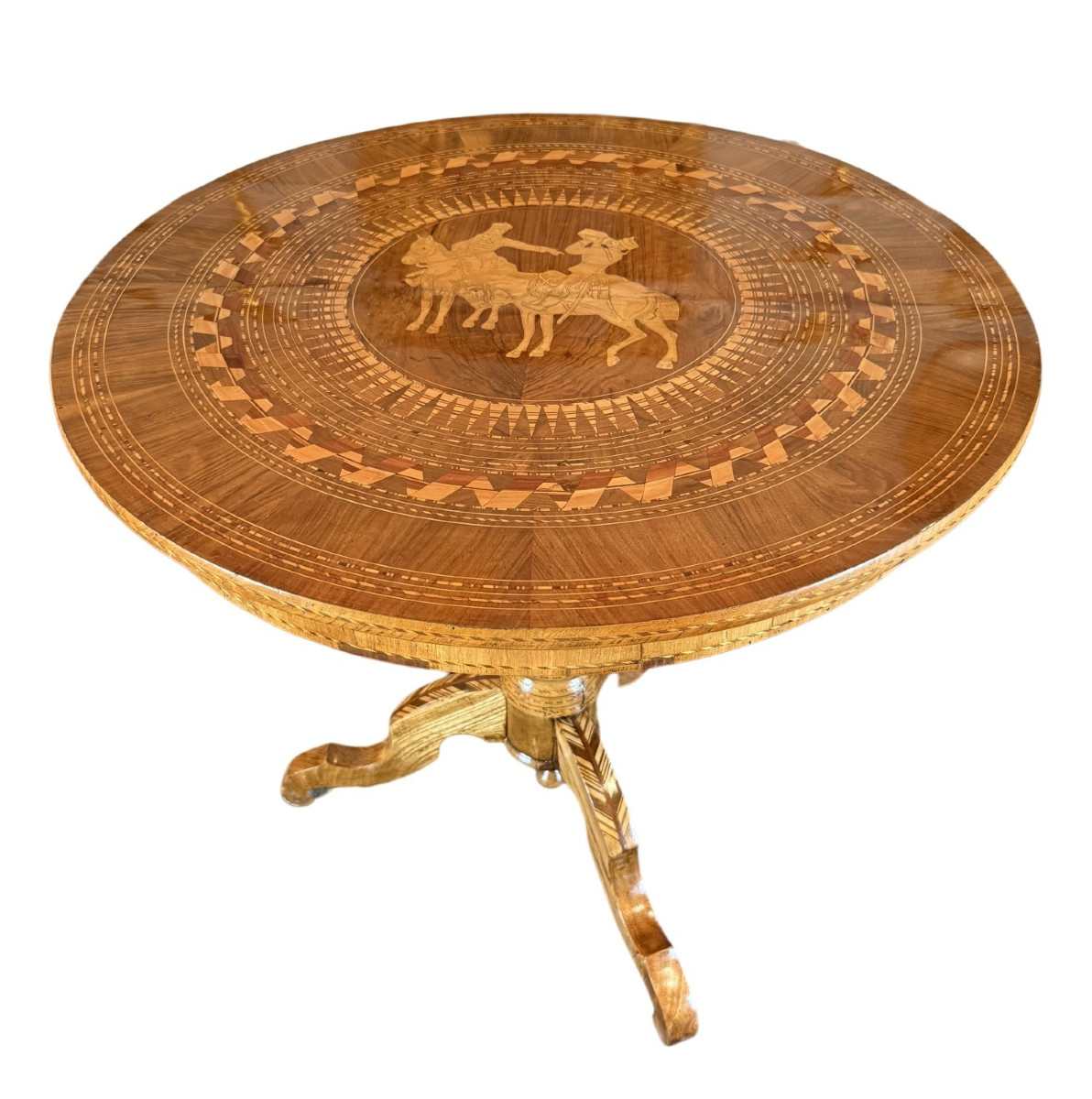 Table guéridon en marqueterie de la péninsule de Sorrente, vers 1860