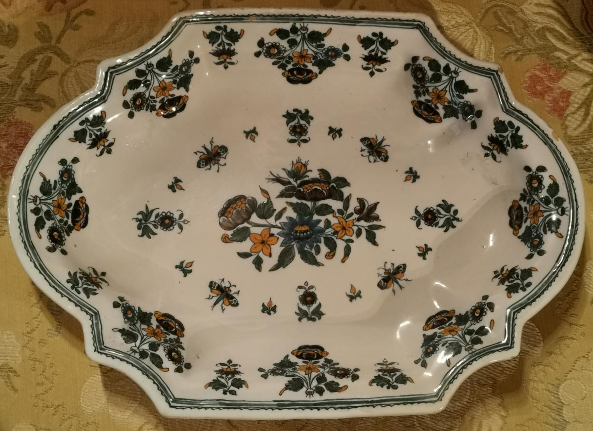 Polychrome Moustier Dish With Butterflies And Solanées.