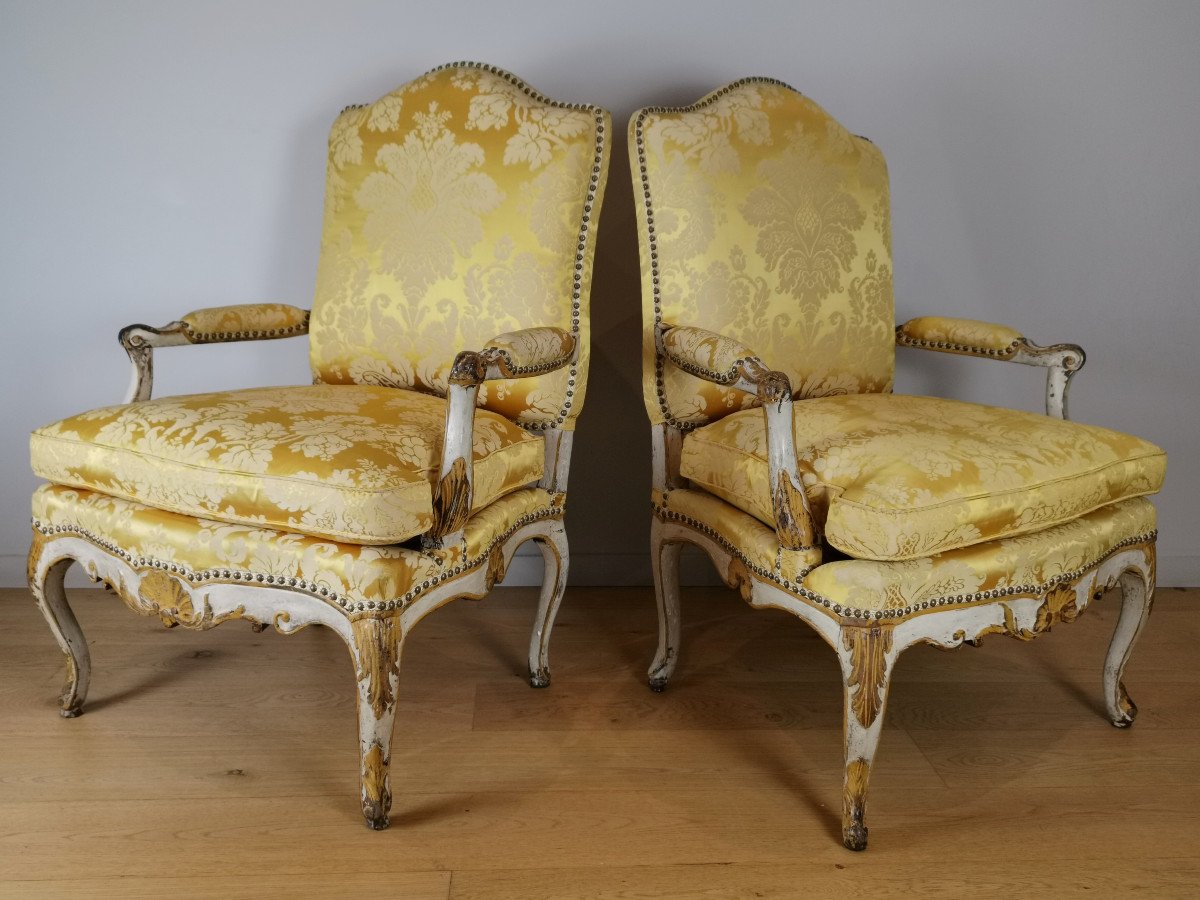 Paire De Larges Fauteuils Du Comtat Venaissin De La Période Régence.