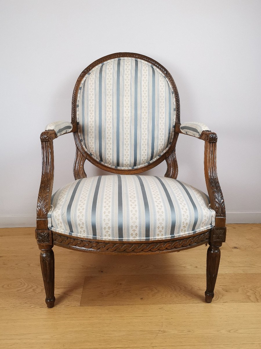 Fauteuil Lyonnais à La Reine En Médaillon D’poque Louis XVI. 