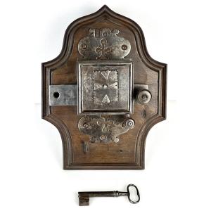Evolutionary Bedroom Lock And Its Key From The 17th Century.