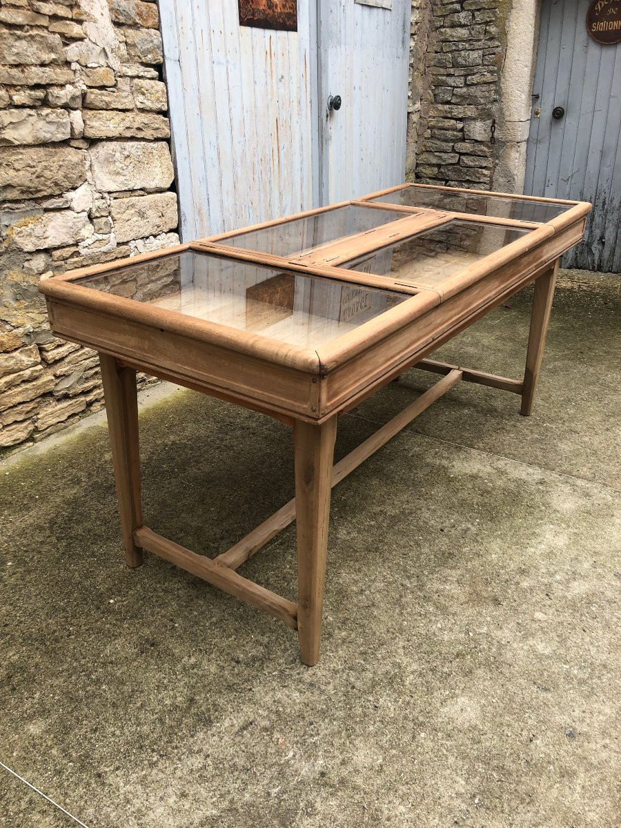 Old Large Window In The Middle Of A Store.-photo-3