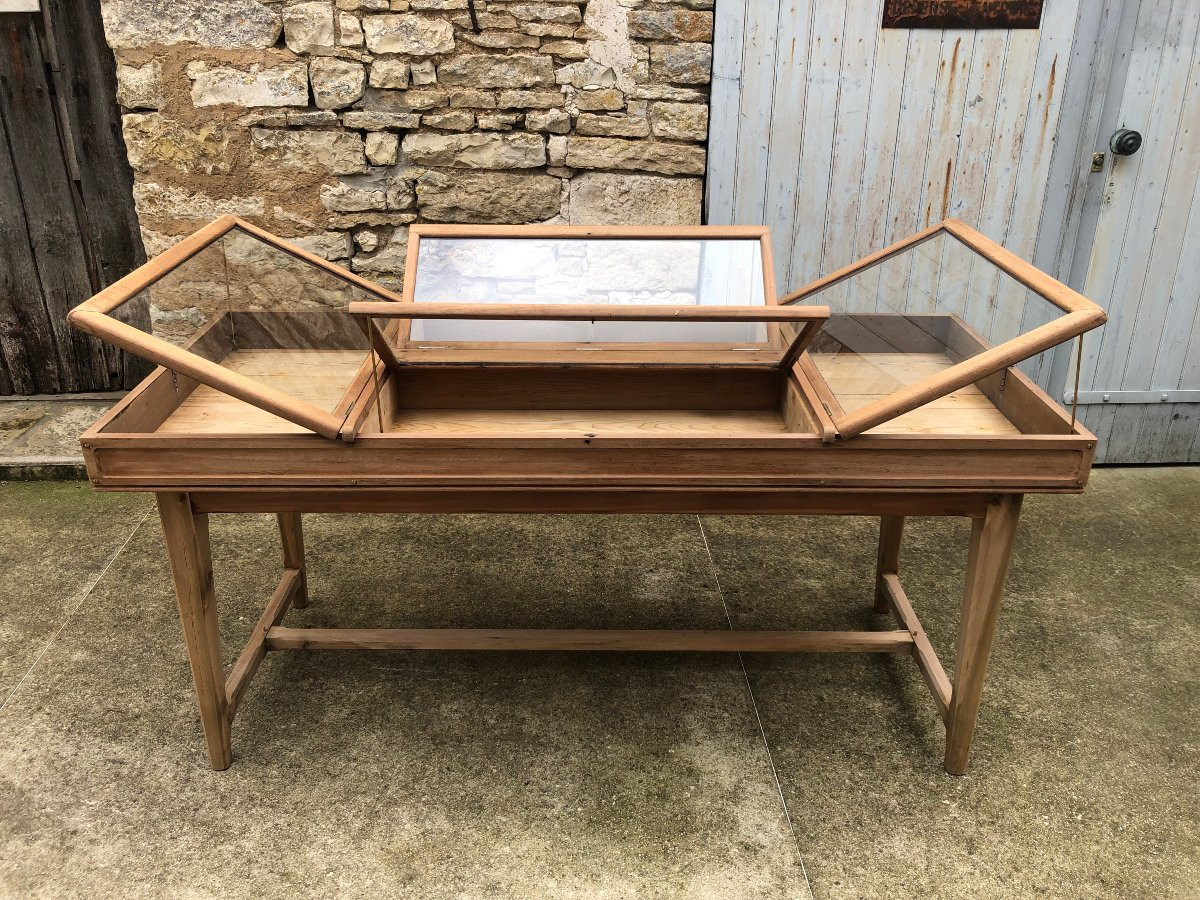 Old Large Window In The Middle Of A Store.-photo-1