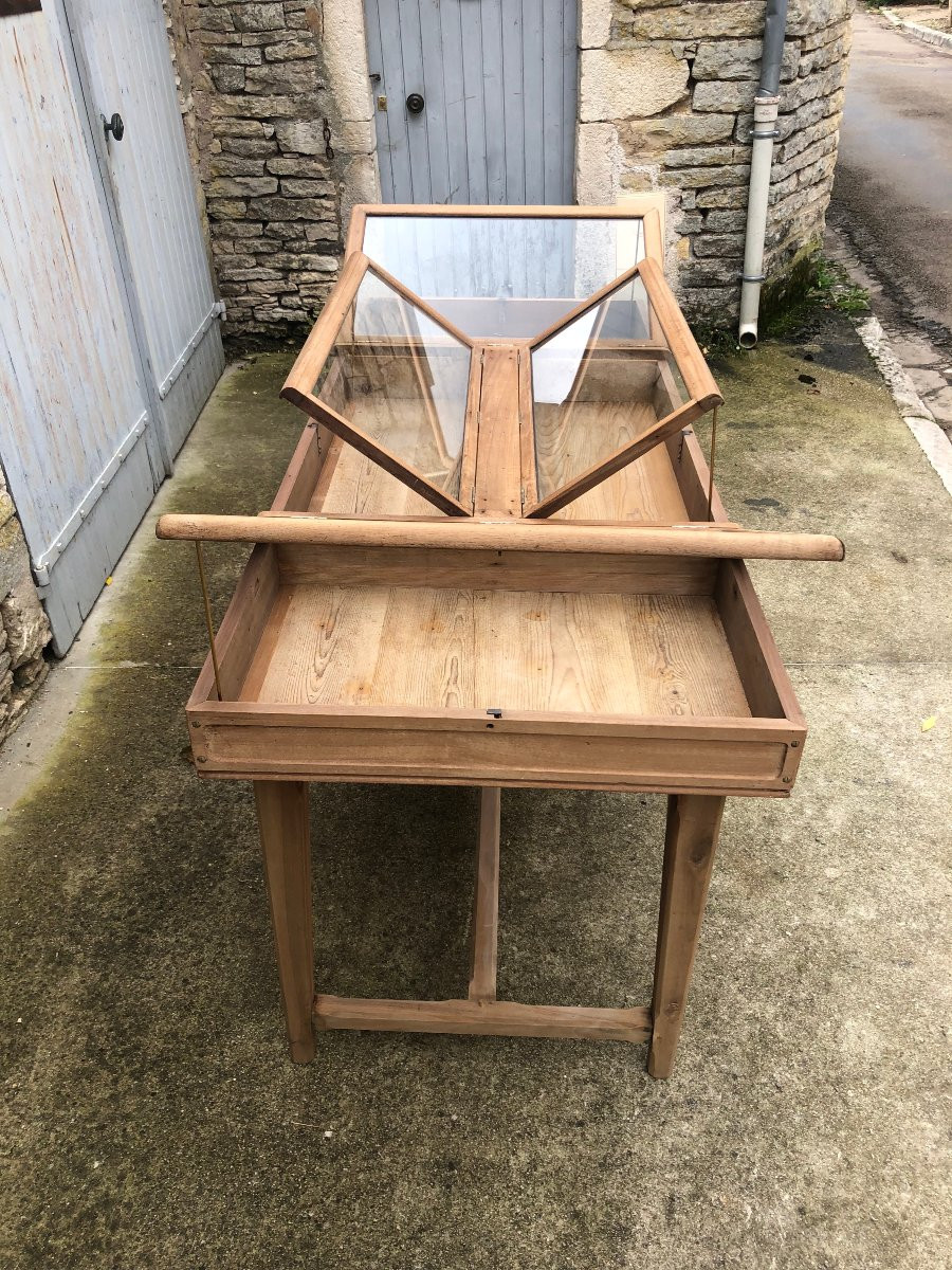 Old Large Window In The Middle Of A Store.-photo-2