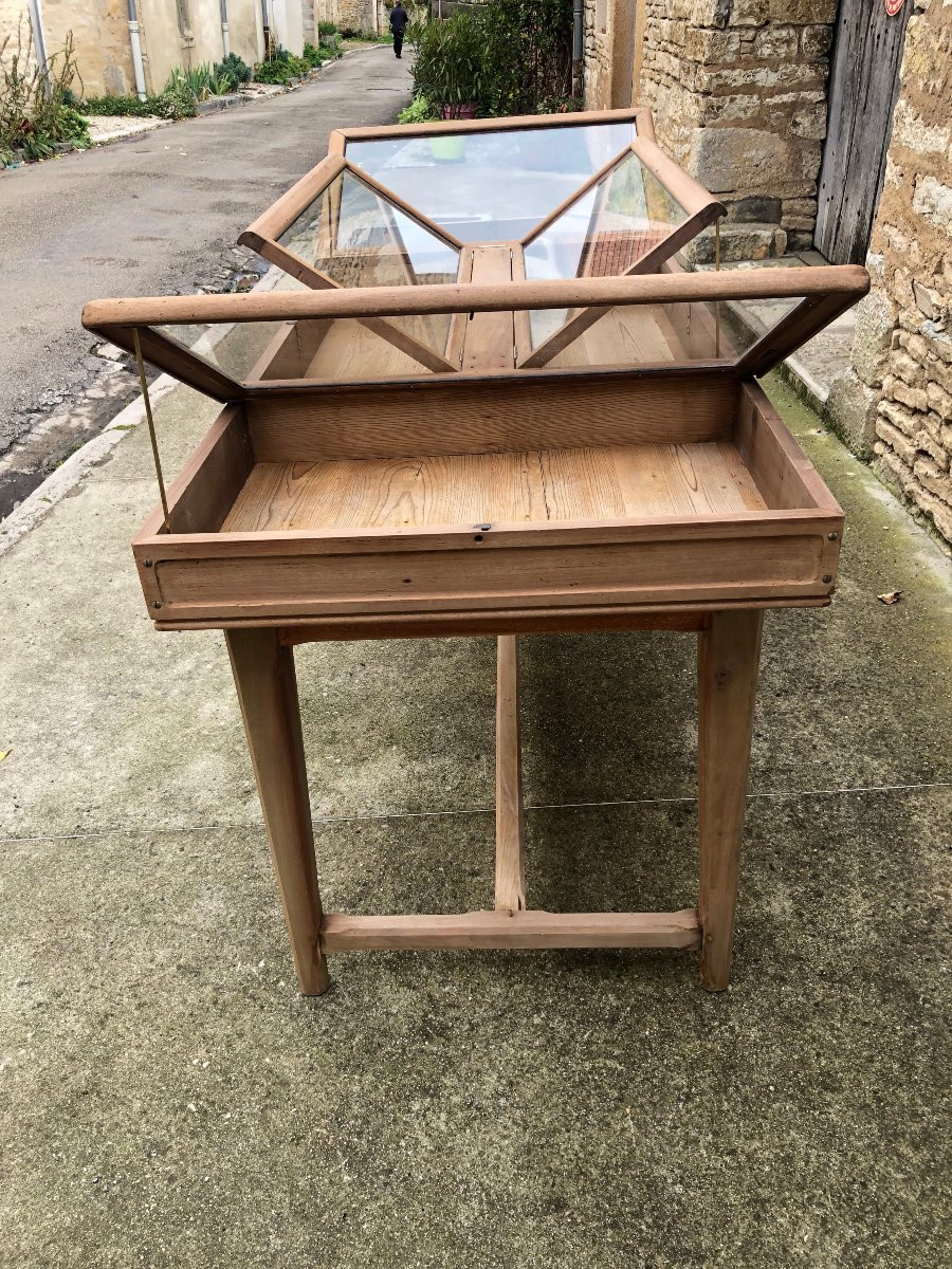 Old Large Window In The Middle Of A Store.-photo-5