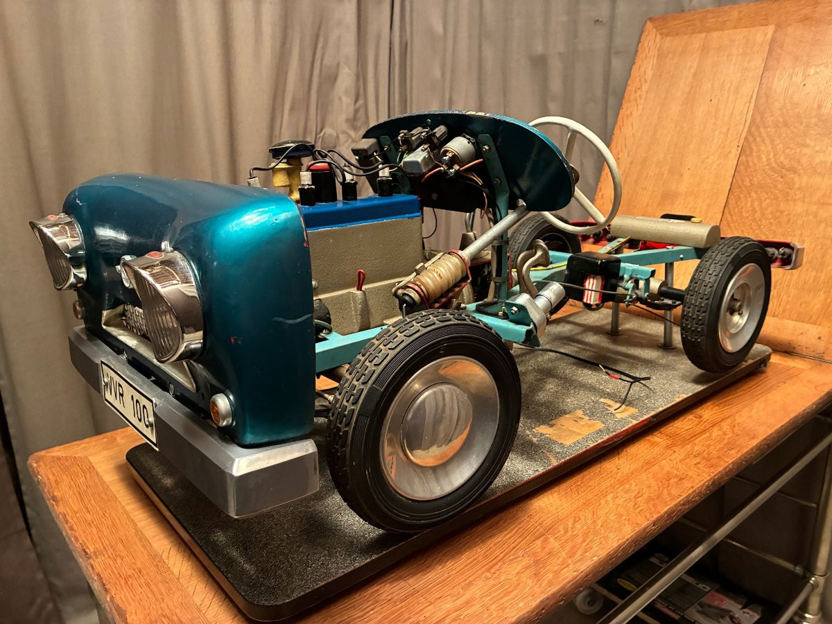 Ancienne voiture didactique d'auto école. Métier.-photo-1