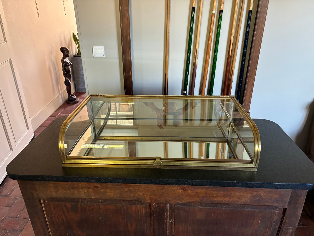 Ancienne vitrine à poser sur un comptoir de magasin de luxe,  commerce, métier.