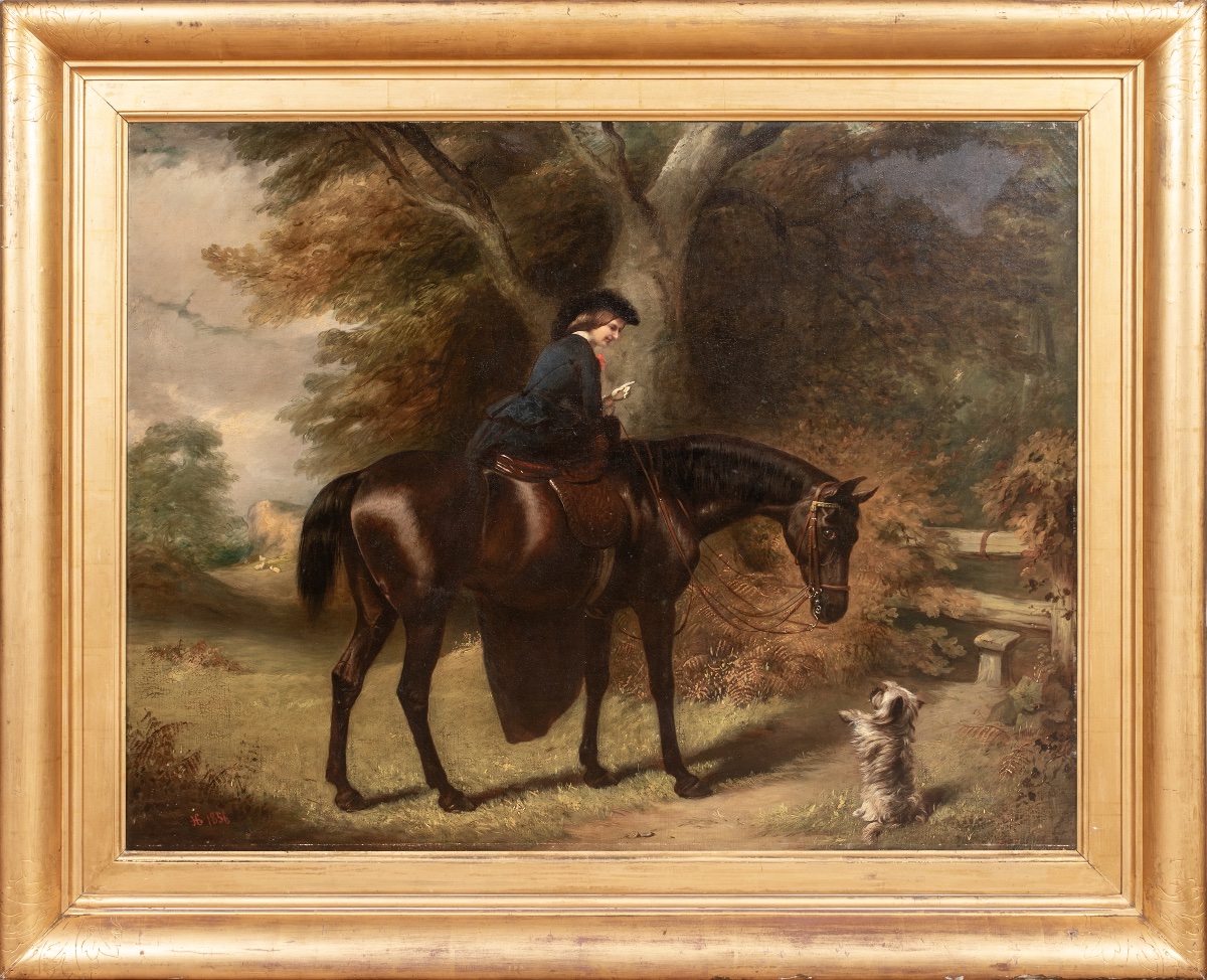 LA COMTESSE D'UXBRIDGE À CHEVAL SUR « ROSE », UNE CHEVALETTE BAIE NOIRE AVEC UN TERRIER 
