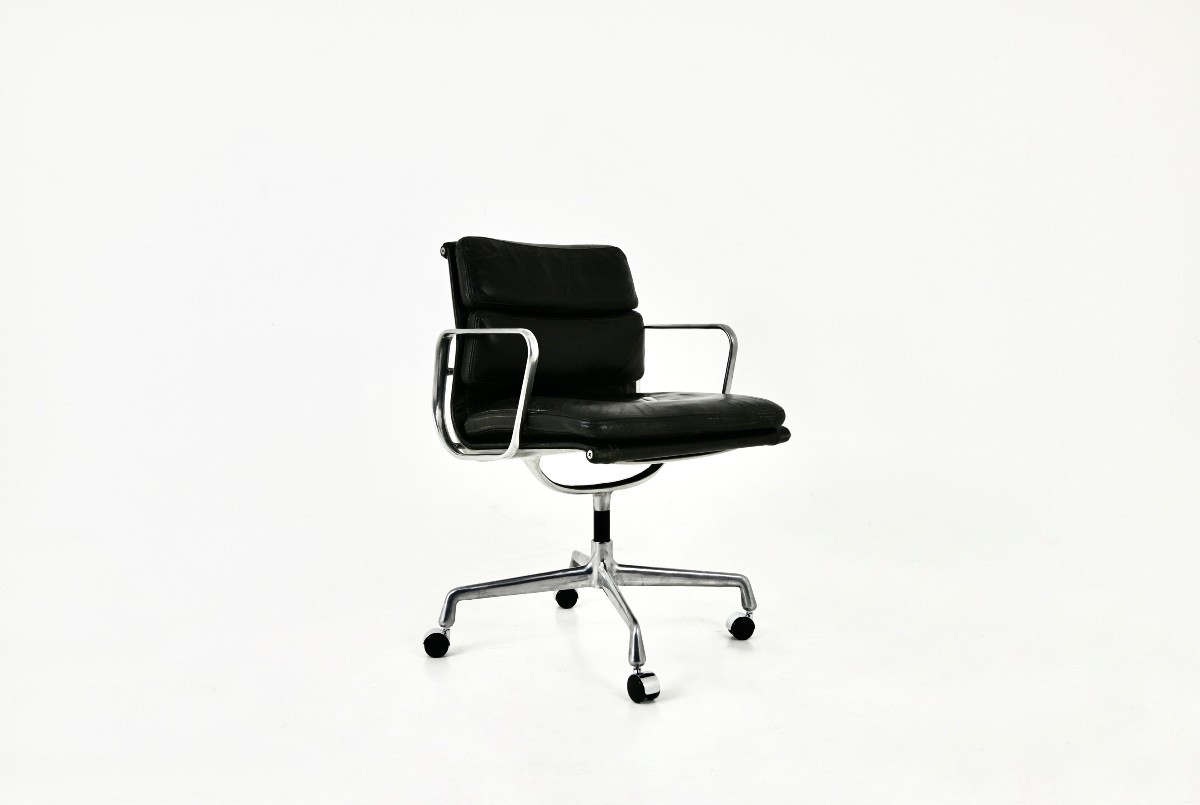 Fauteuil en cuir noir par Charles et Ray Eames pour Herman Miller, années 1970