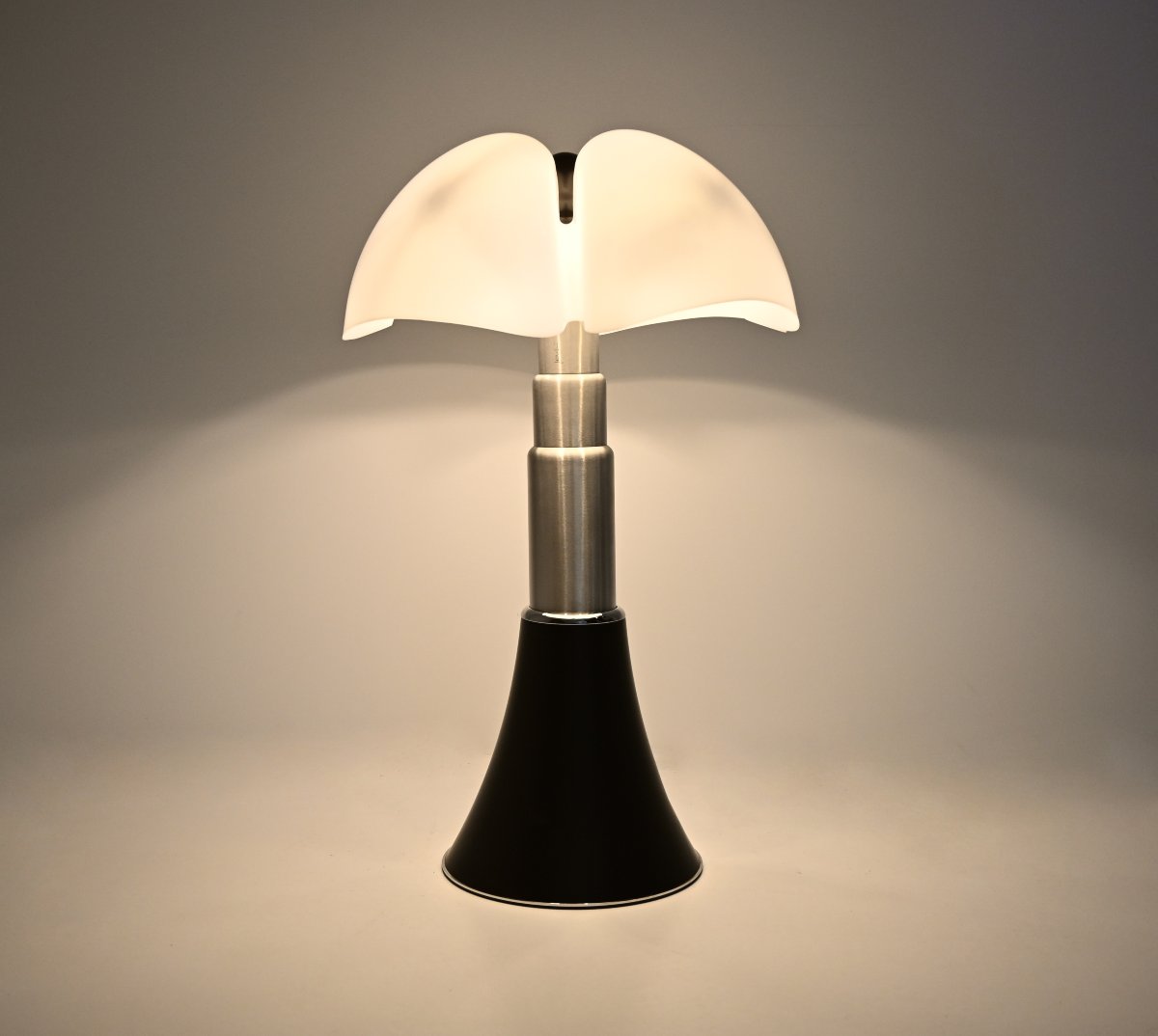 Lampe de table « Pipistrello » de Gae Aulenti pour Martinelli Luce-photo-4