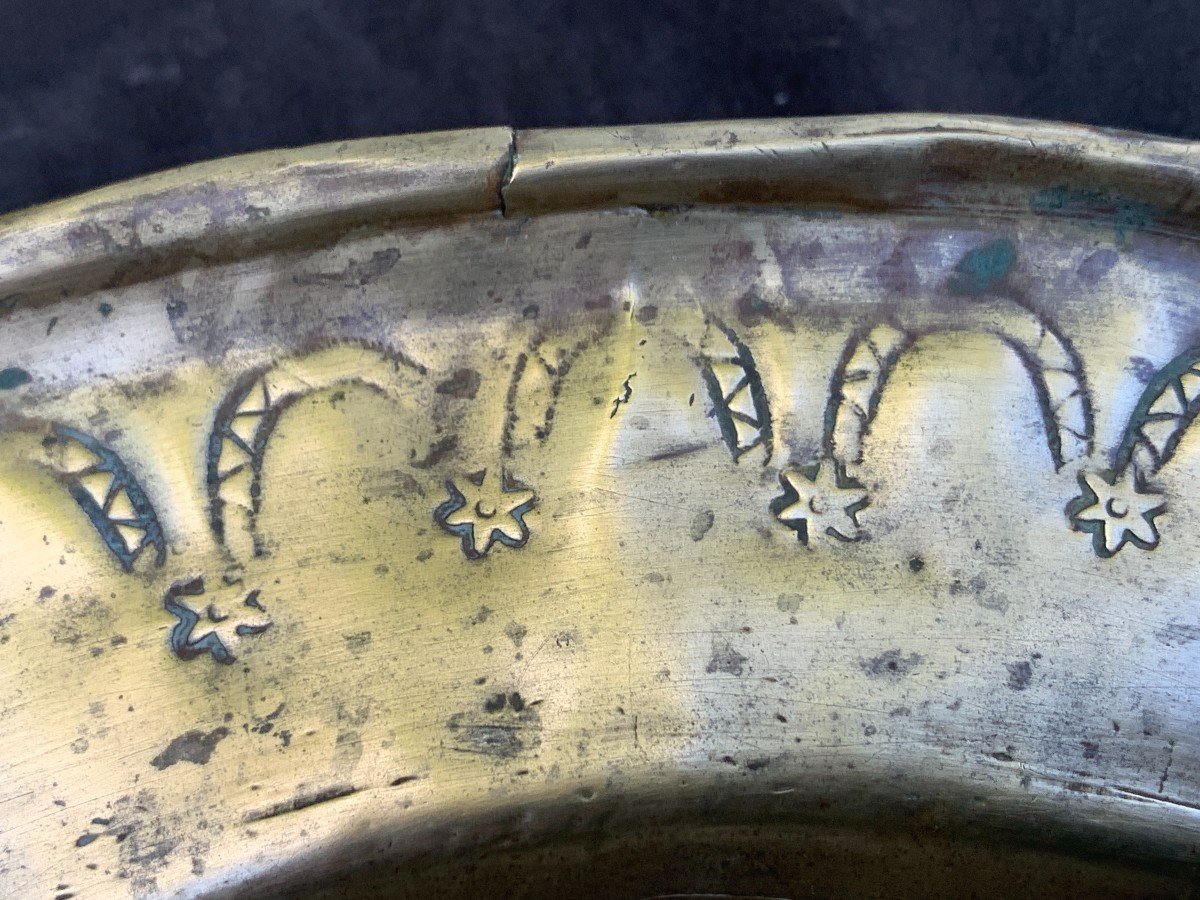 15th Cty Brass Alms Dish With A Griffin In Profile Wearing A Phylactery Bearing Gothic Inscription-photo-2