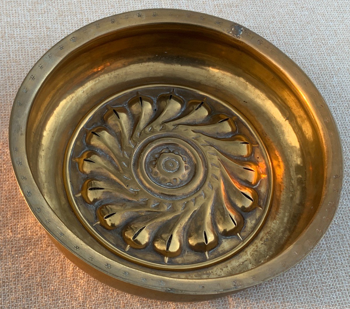 Nurnberg 15th Cty Brass Alms Basin, With Umbilicus Radiant Design-photo-1