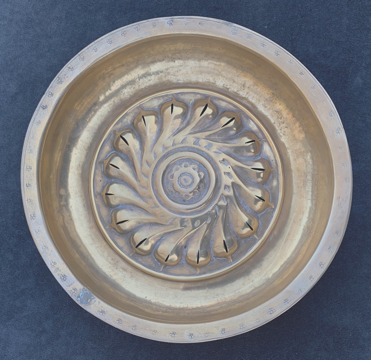 Nurnberg 15th Cty Brass Alms Basin, With Umbilicus Radiant Design-photo-2