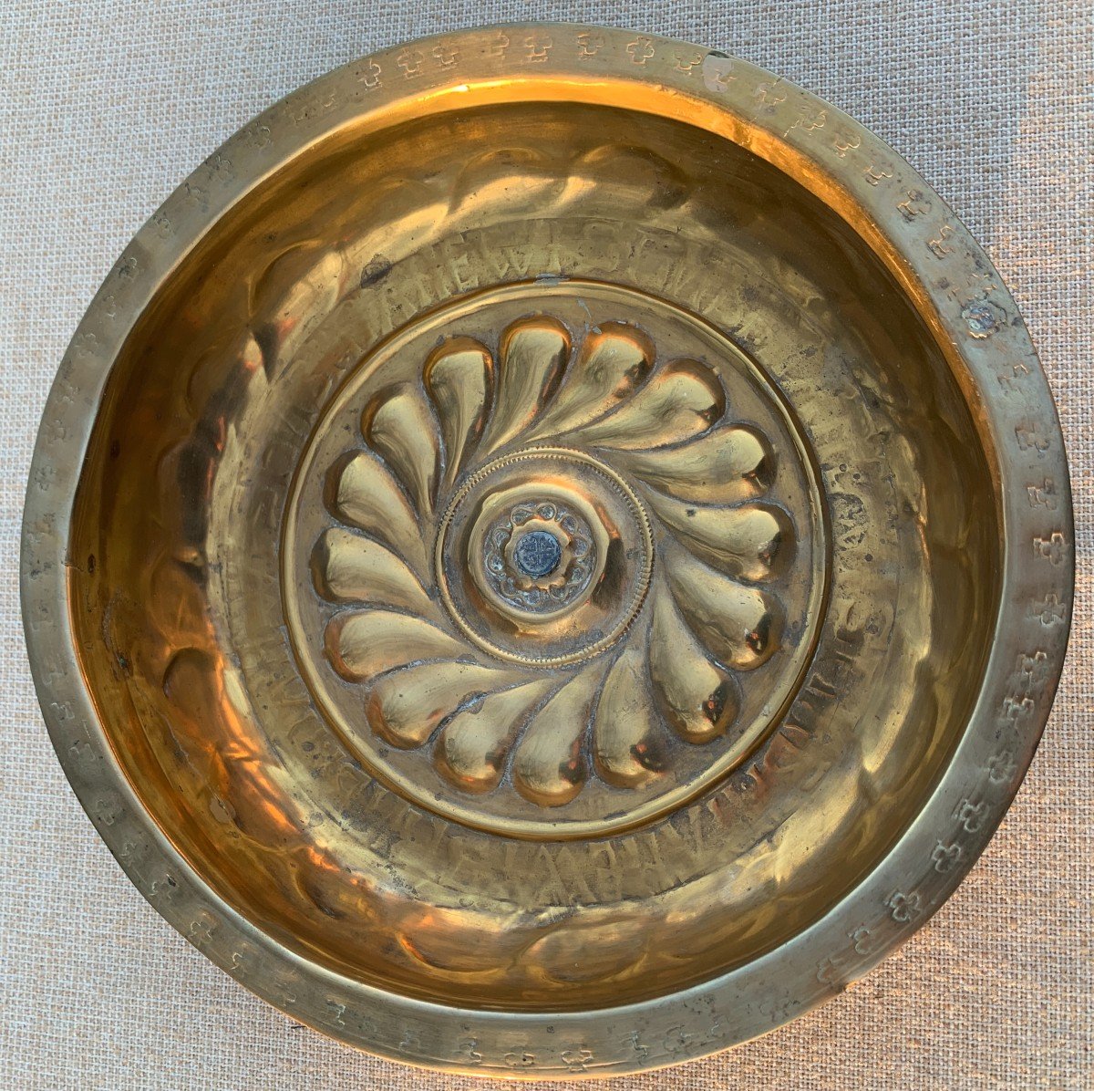 Nuremberg XVe bassin laiton repoussé ciselé, motif rayonnant à ombilic et monnaie argent