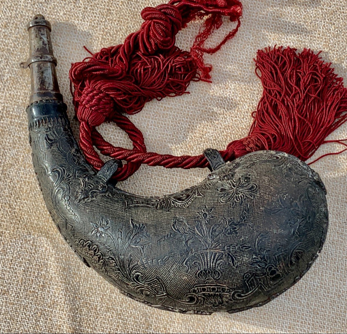 Venise fin XVIe s, Superbe cornet à poudre en cuir gauffré-photo-2