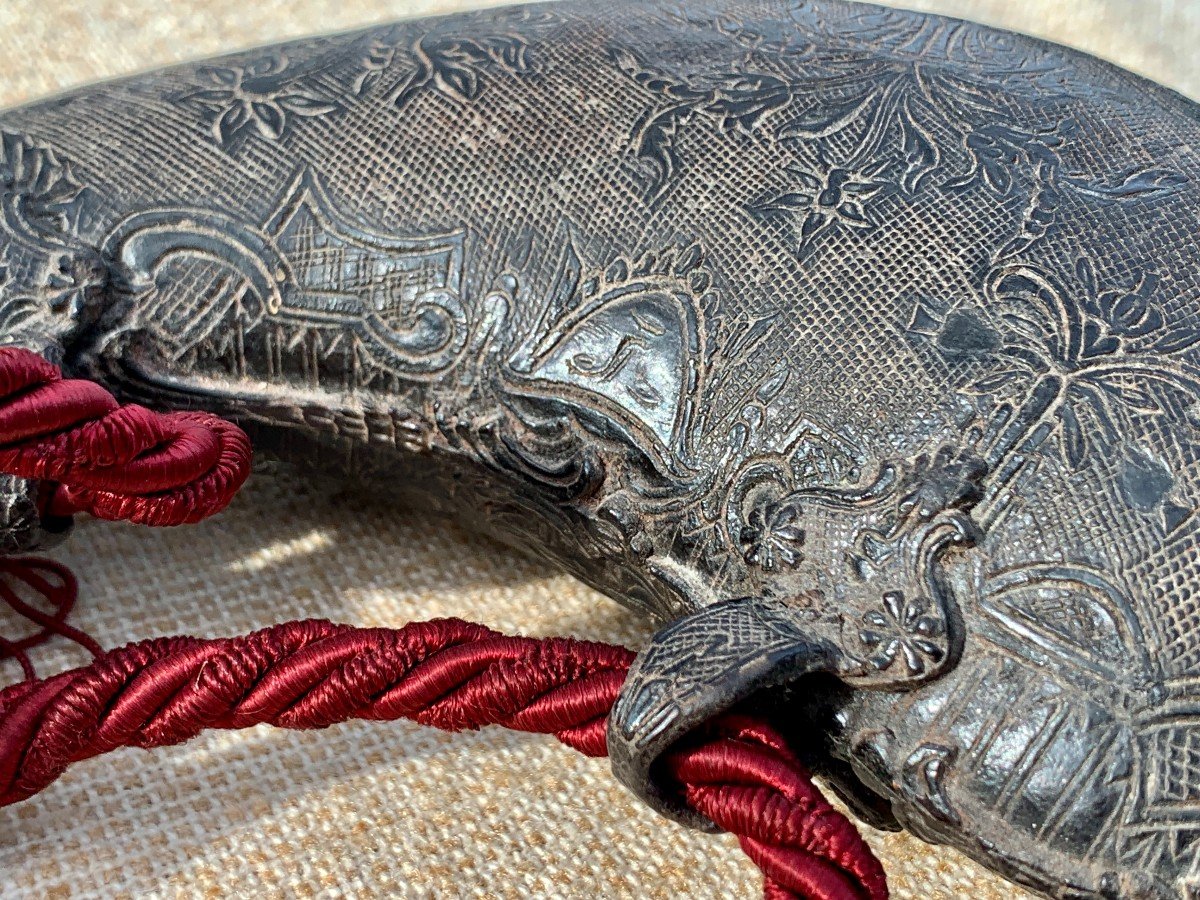 Venise fin XVIe s, Superbe cornet à poudre en cuir gauffré-photo-5