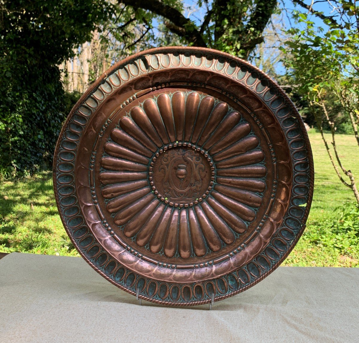 Important plat de présentation en cuivre repoussé à godrons et armoirie, Venise XVIe s-photo-1