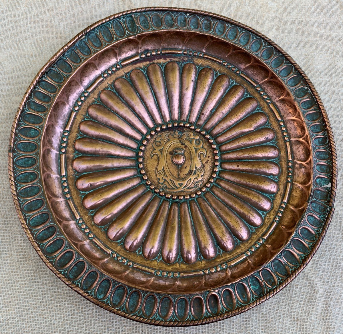 Important plat de présentation en cuivre repoussé à godrons et armoirie, Venise XVIe s