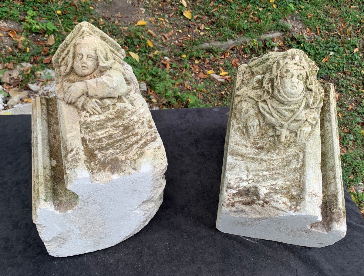 Late 15th Cty / Gothic Period, Pair Of Stone Carved Caps Grotesques With Rosary-photo-2