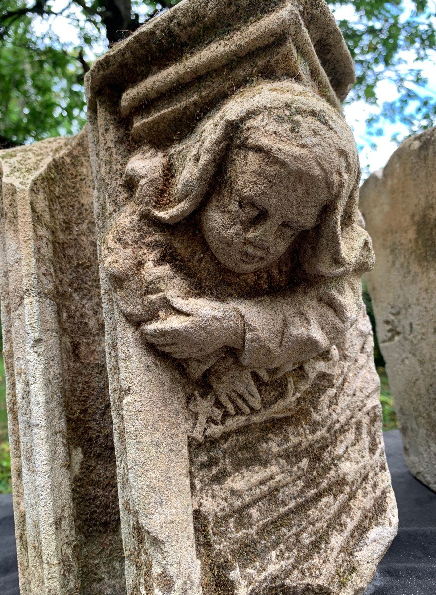 Late 15th Cty / Gothic Period, Pair Of Stone Carved Caps Grotesques With Rosary-photo-4