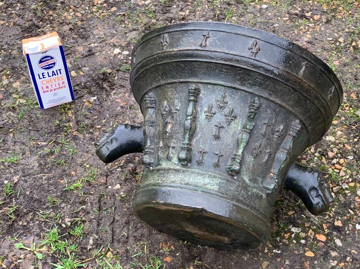  +120kg Giant Fleur-de-lys Mortar, Zoomorphic Grips, Early 17th Century +120kg
