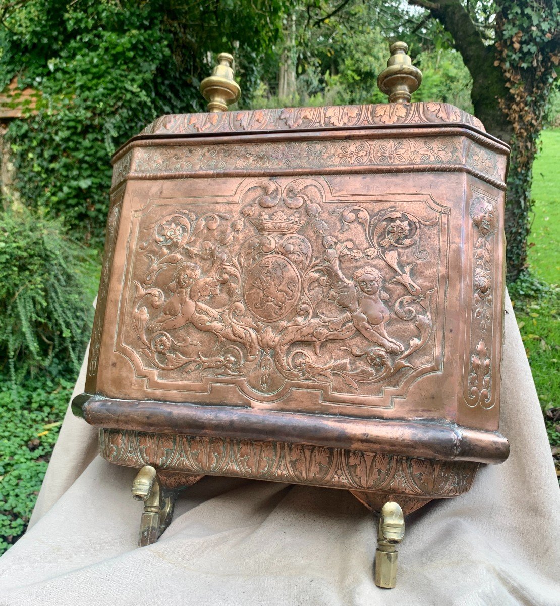 Très grande fontaine murale en cuivre repoussé ciselé, armoirie, ép Louis XIV-photo-2