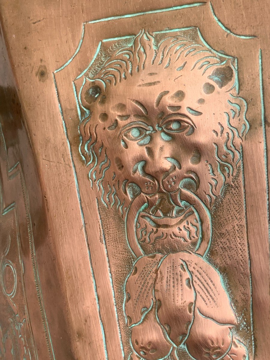 Très grande fontaine murale en cuivre repoussé ciselé, armoirie, ép Louis XIV-photo-1