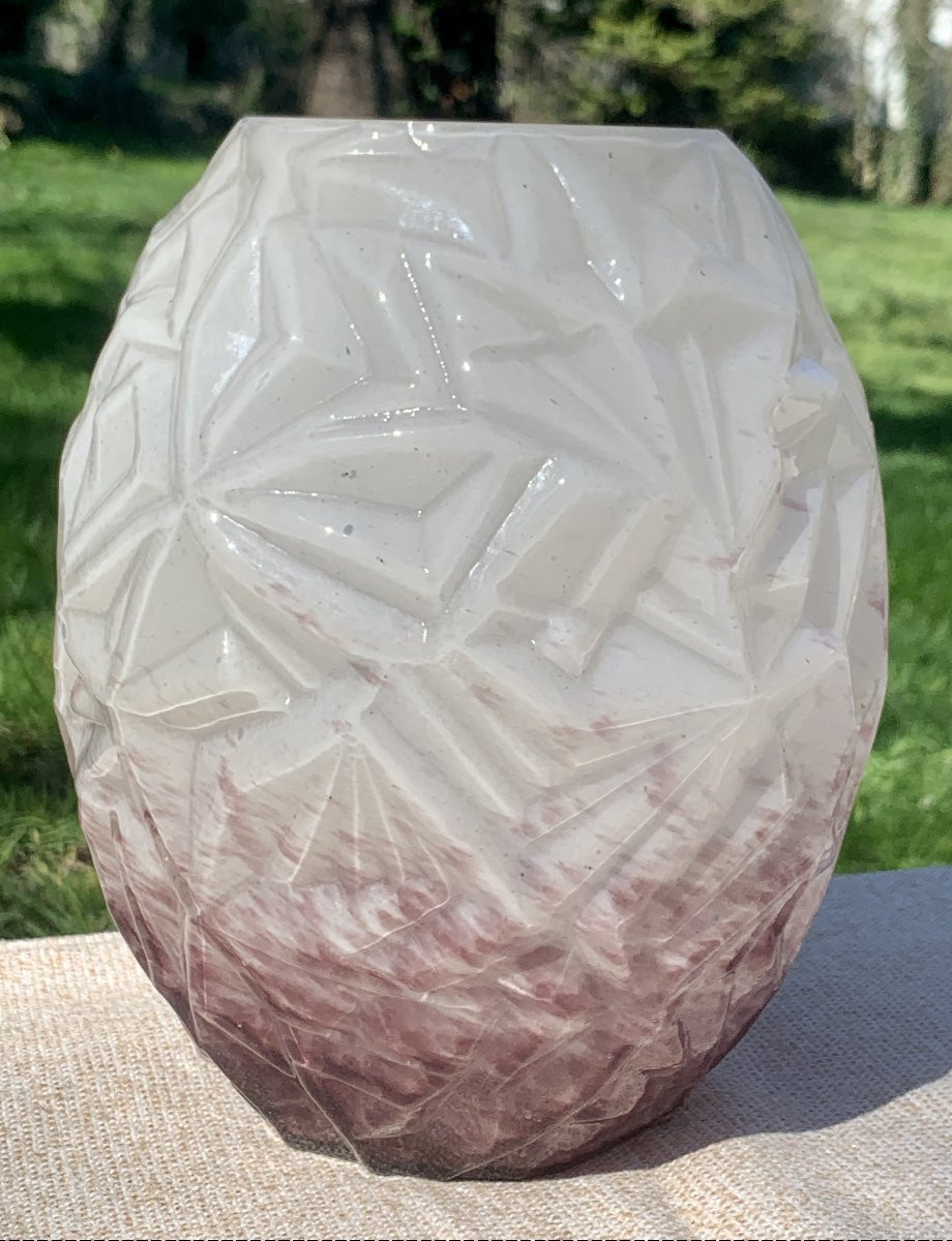 Art Déco A Delatte Nancy Moulded Pressed Glass Vase, Ivory & Purple Bottom-photo-6