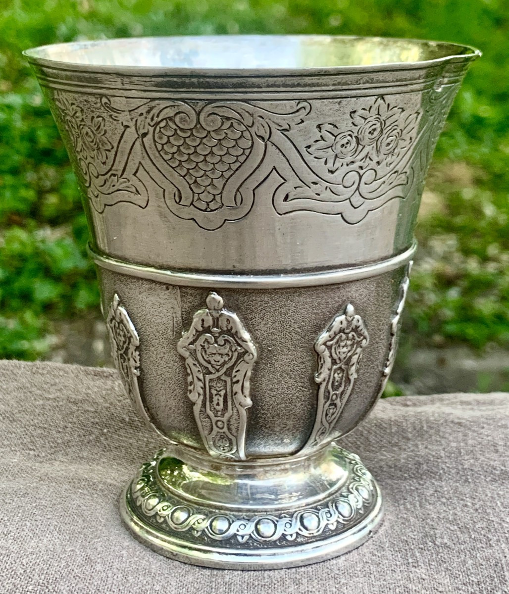 TETARD Frères à Paris, argent massif ciselé Timbale piédouche à appliques style Régence ciselé