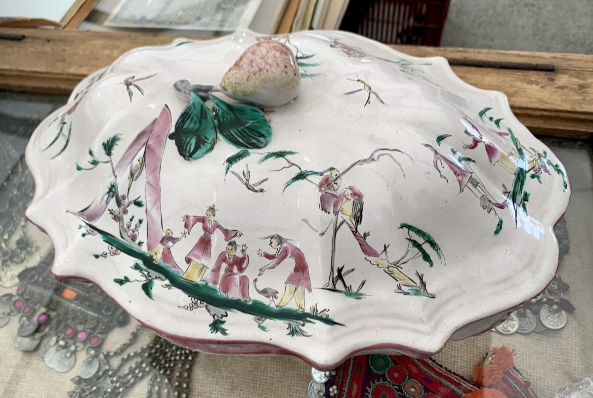 Gd légumier décor aux chinois FERRAT MOUSTIERS, ép Louis XV