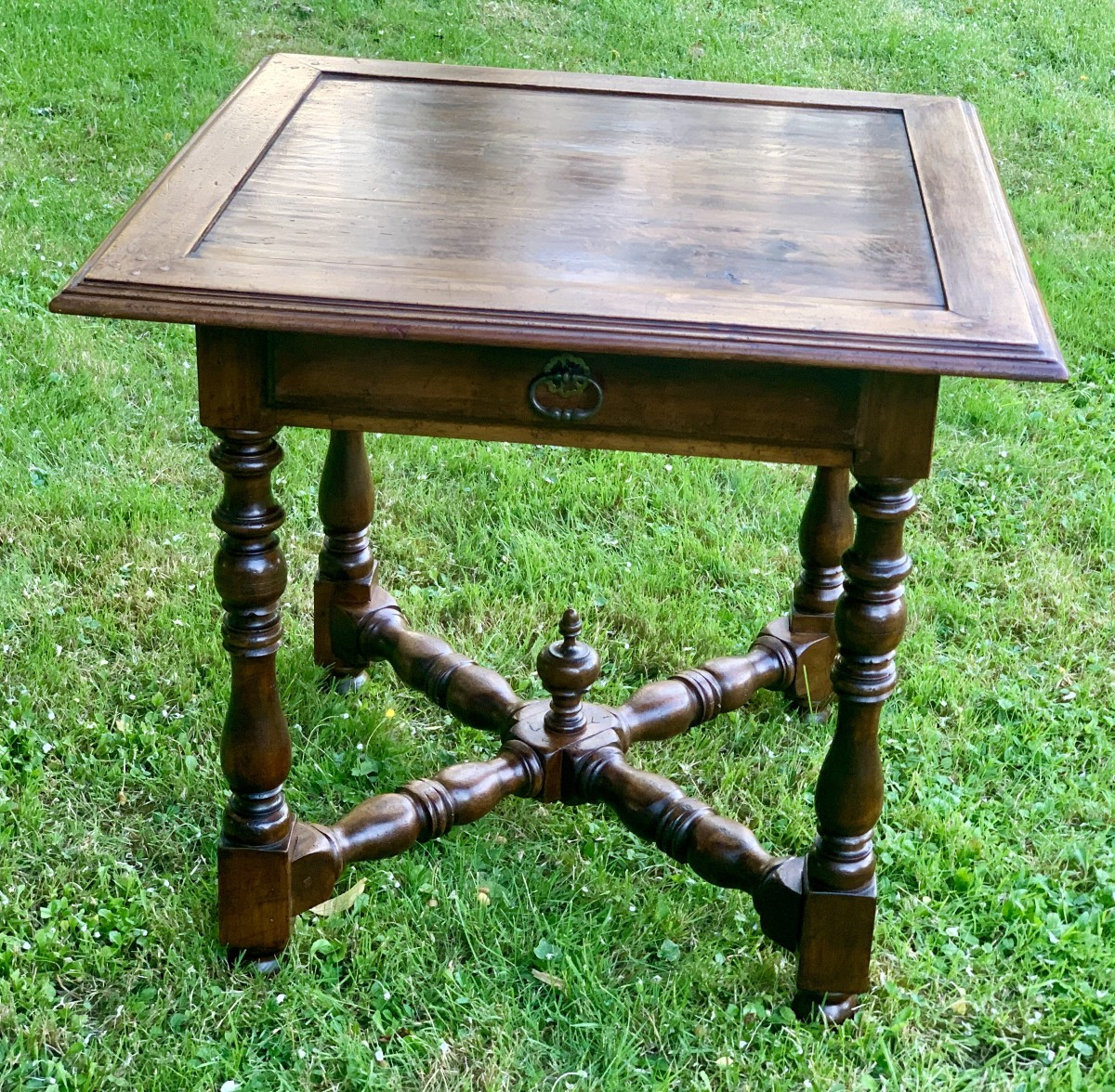 Table à jeu en noyer tourné époque Louis XIII entreteoise en X
