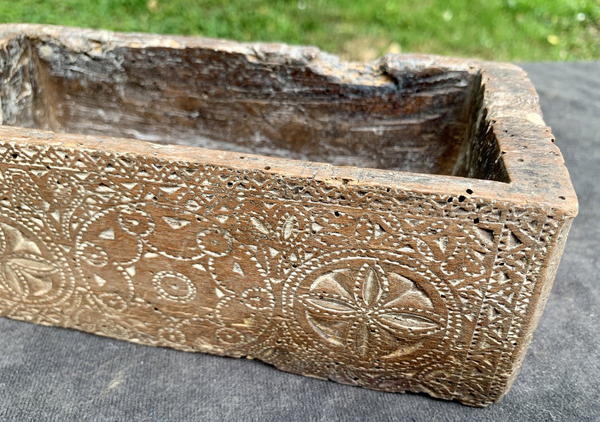 Folk Art, Early 19th Cty  Monoxyl Wooden Carved Box With Geometric Decoration-photo-2