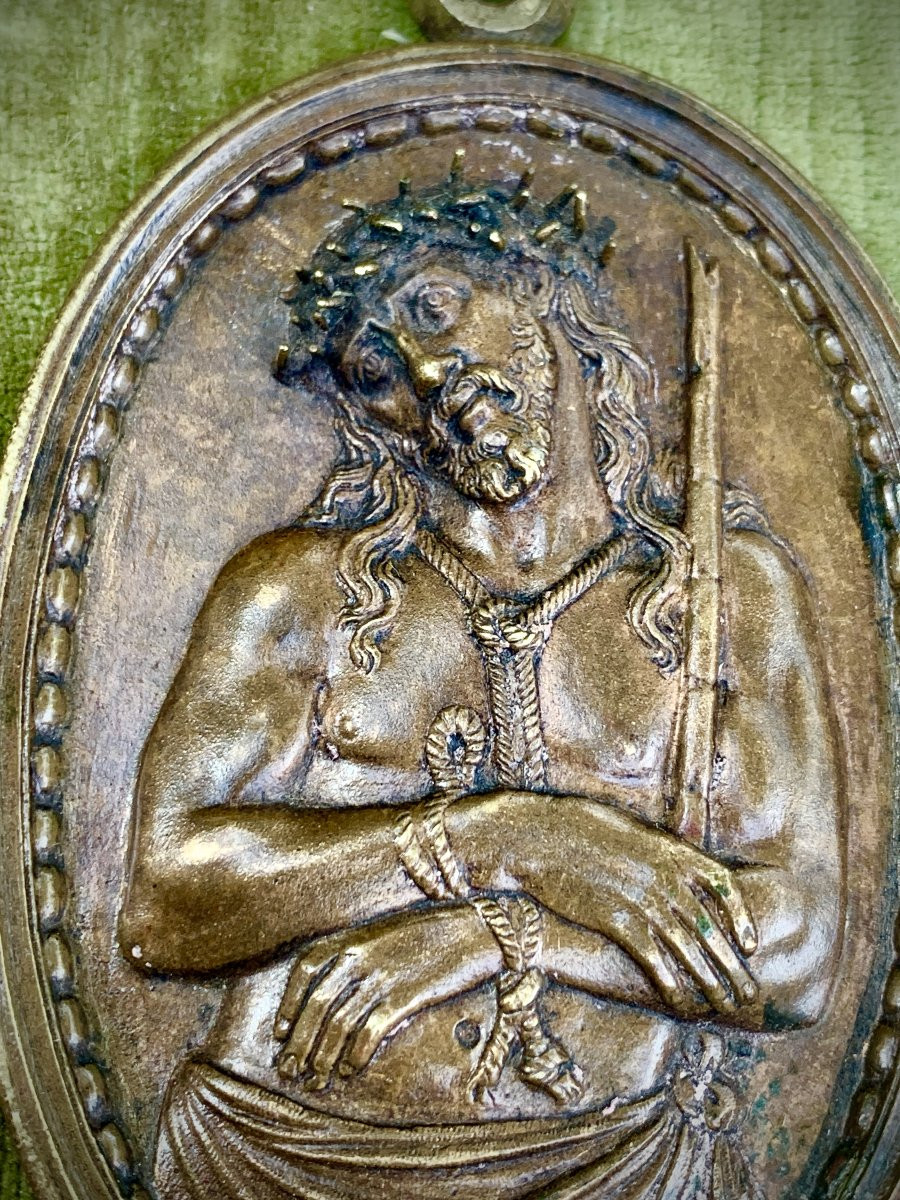 Haute époque petite plaquette très détaillée en bronze doré ECCE HOMO-photo-3
