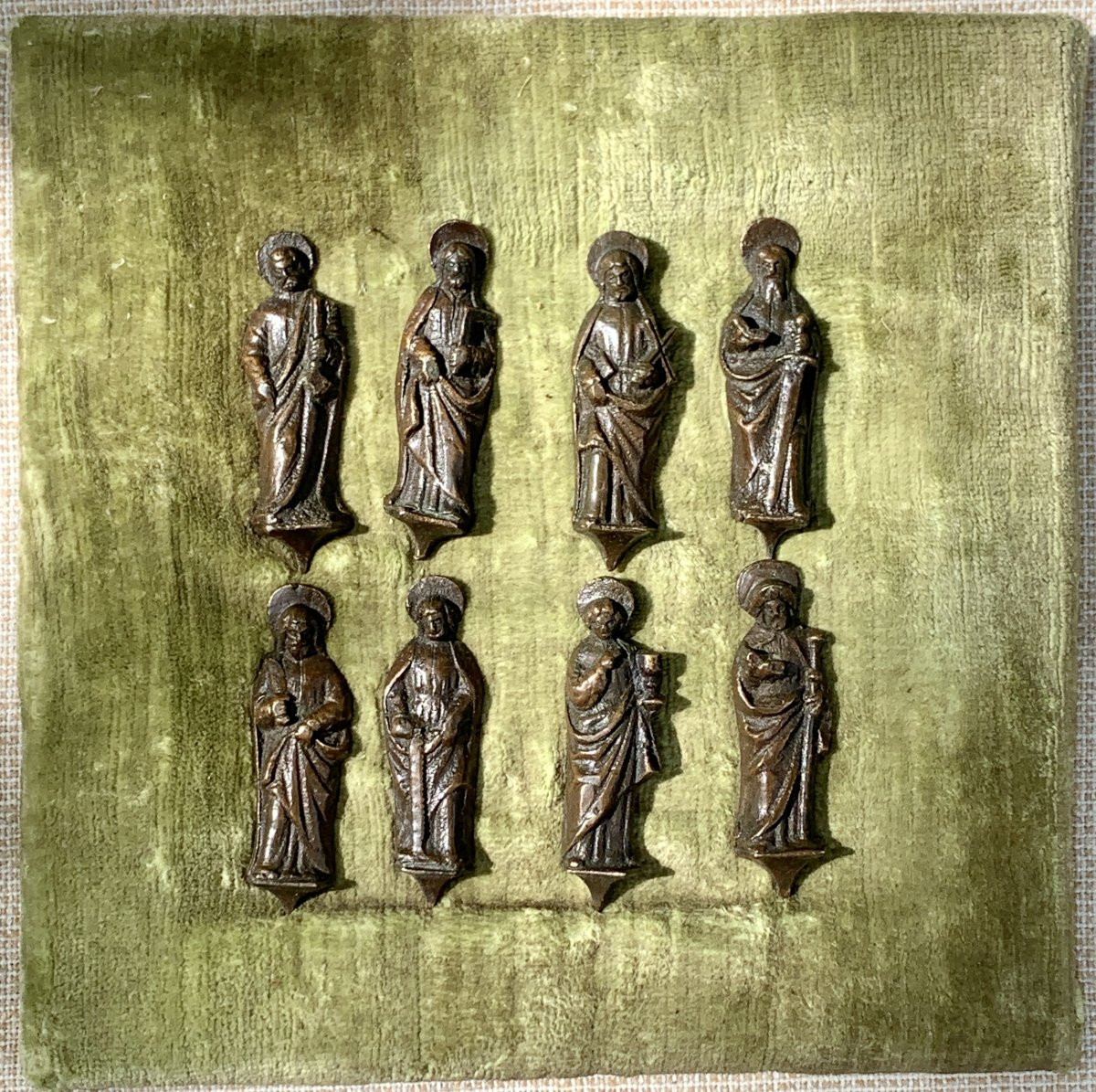 Suite 8 poupées d'applique de chasse d'église bronze apôtres, Flandres XV /XVIe s-photo-4