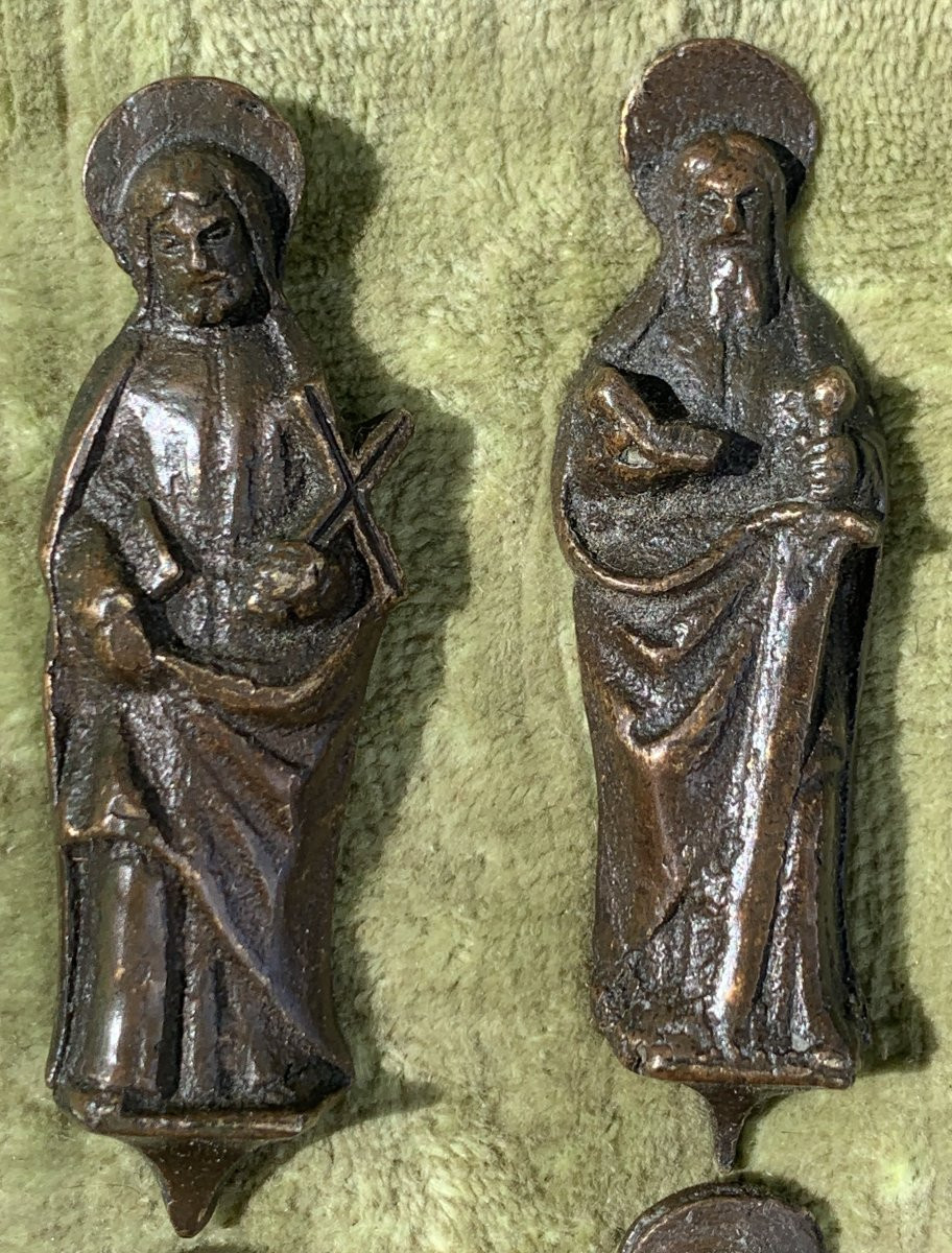 Suite 8 poupées d'applique de chasse d'église bronze apôtres, Flandres XV /XVIe s-photo-2