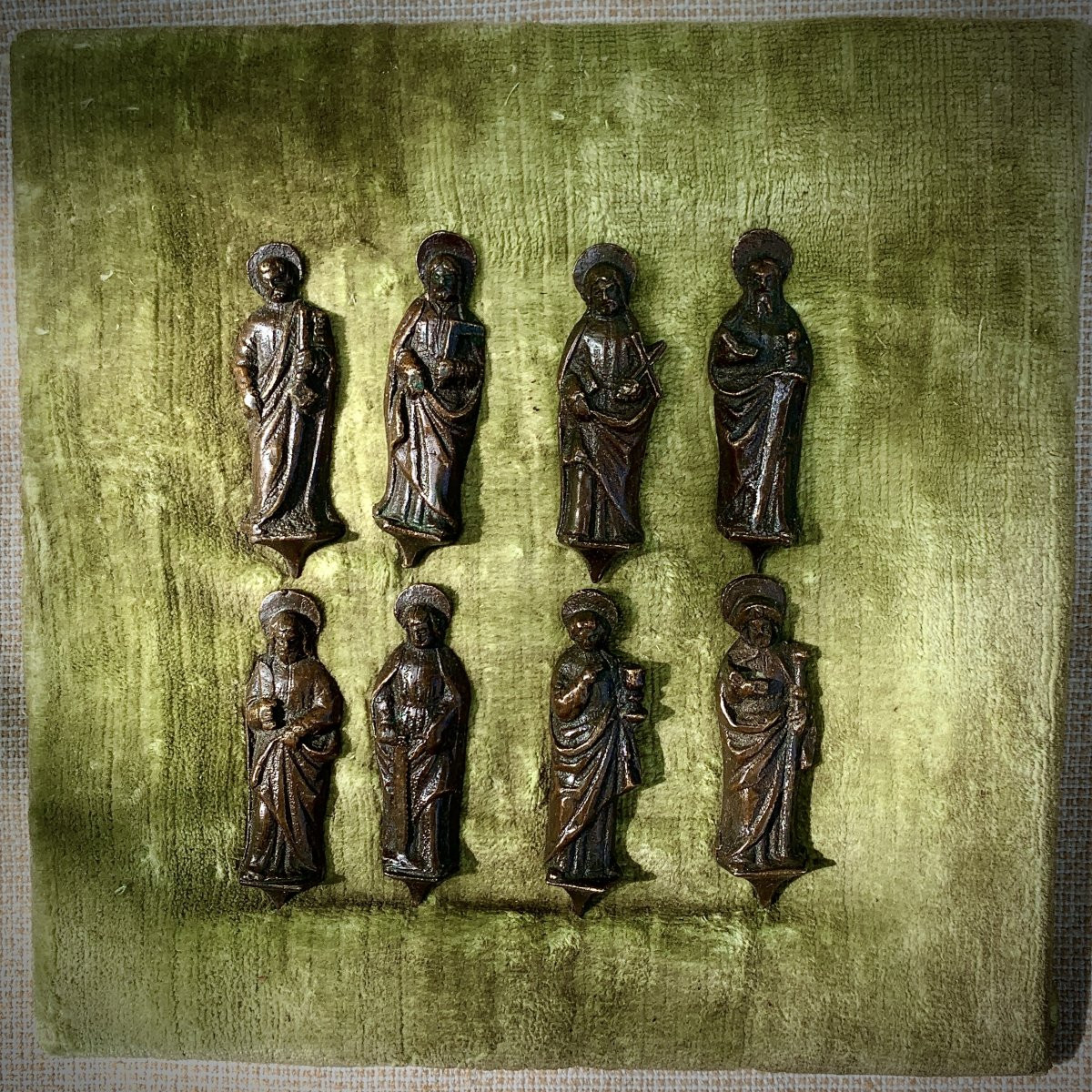 Suite 8 poupées d'applique de chasse d'église bronze apôtres, Flandres XV /XVIe s-photo-7