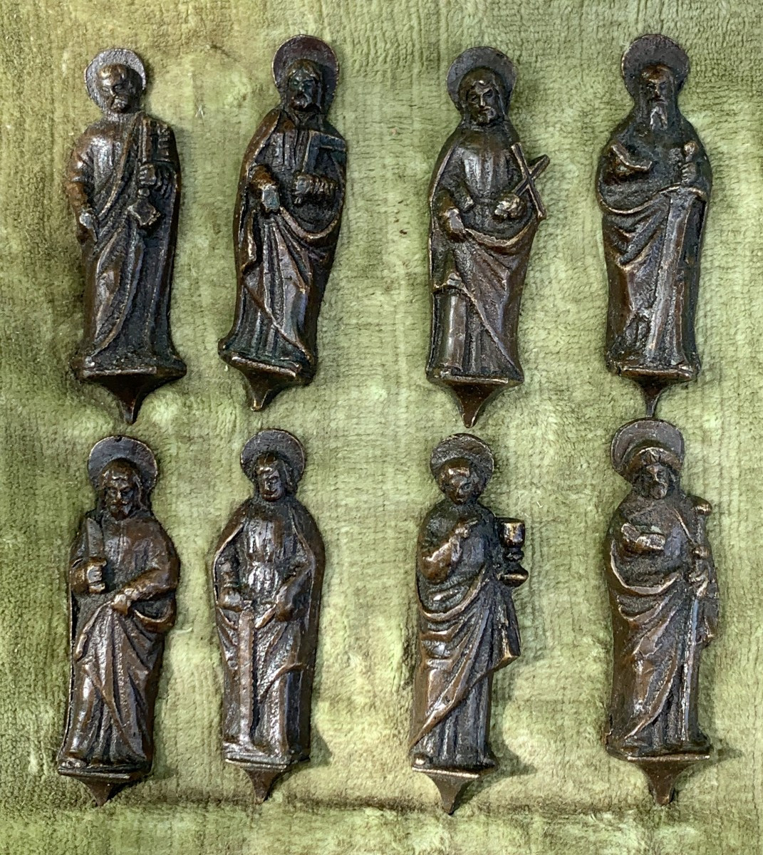Suite 8 poupées d'applique de chasse d'église bronze apôtres, Flandres XV /XVIe s