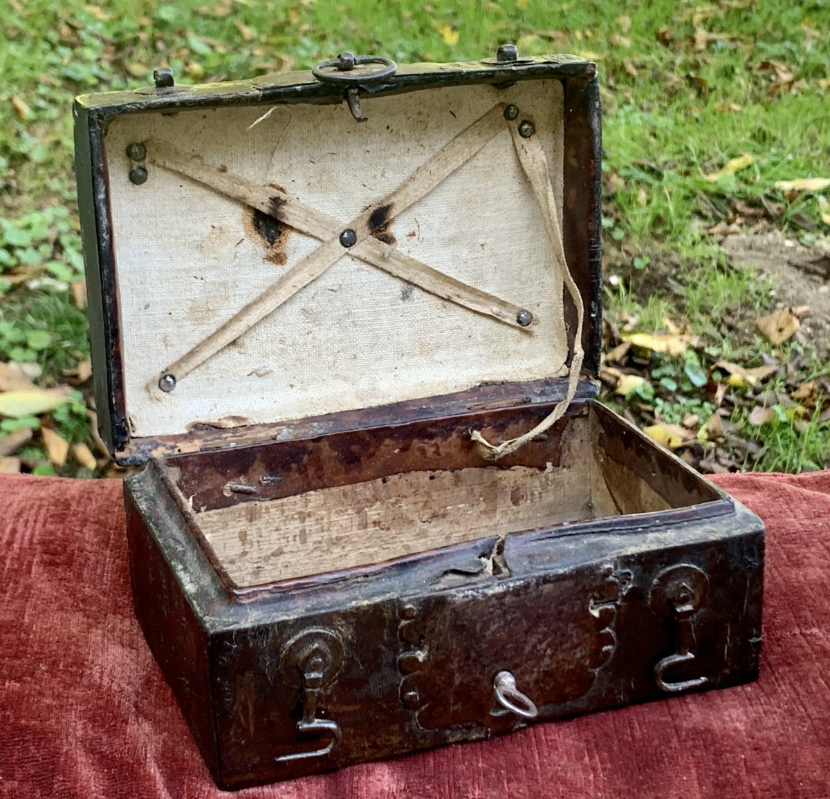 Louis XIV Small Wooden Leather Box, Complete With All Its Forged Fittings-photo-3