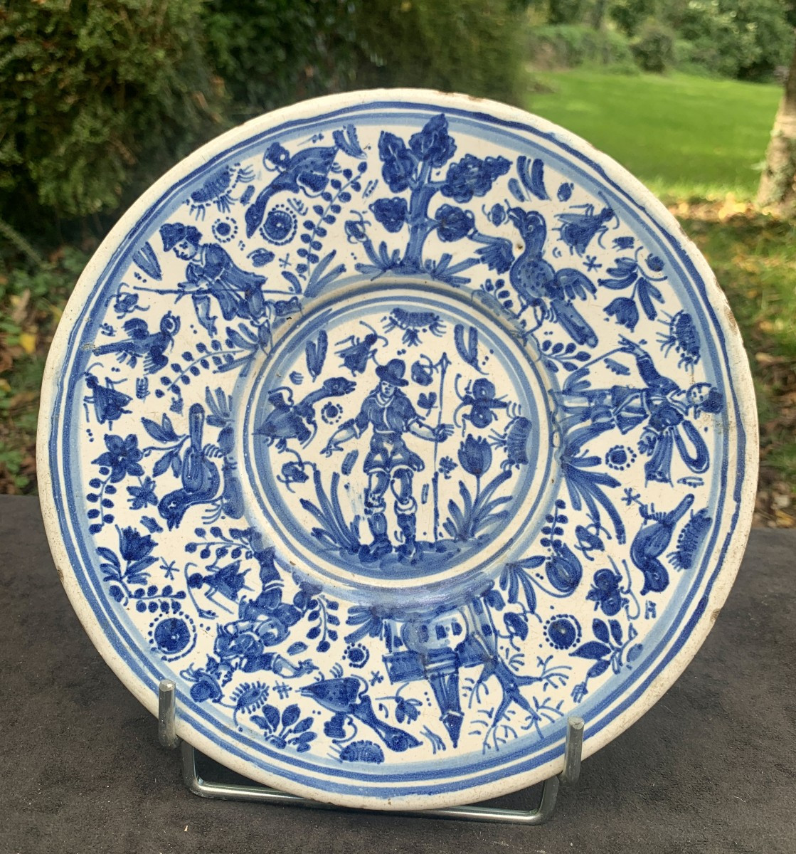 Pt plat sur talon faïence de Nevers vers 1660