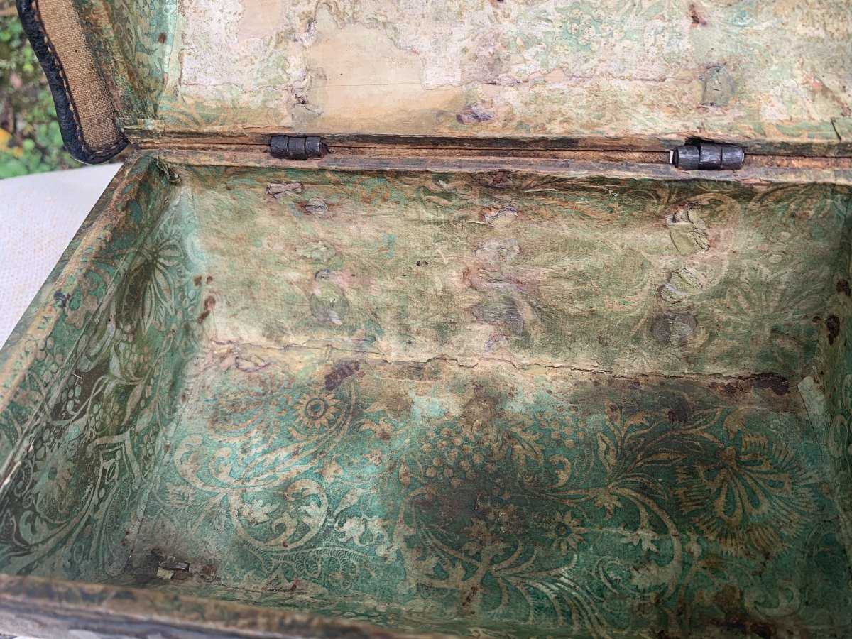 Italy 17th Cty, Rare Leather Box With Rounded Profile, With Original Interior Paper-photo-1